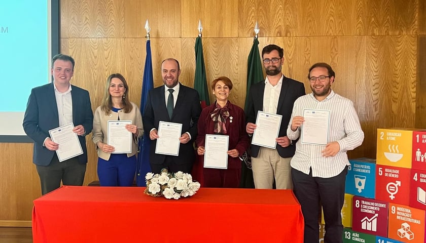 <p>Deklaracja podpisana przez przedstawicieli władz z miast partnerskich GreenPlace. VI spotkanie ponadnarodowe sieci GreenPlace w Vila Nova de Poiares w Portugalii</p>
