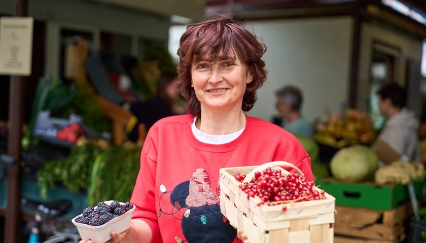 Pani Weronika sprzedająca na Targu na Ptasiej owoce i warzywa z własnego gospodarstwa.