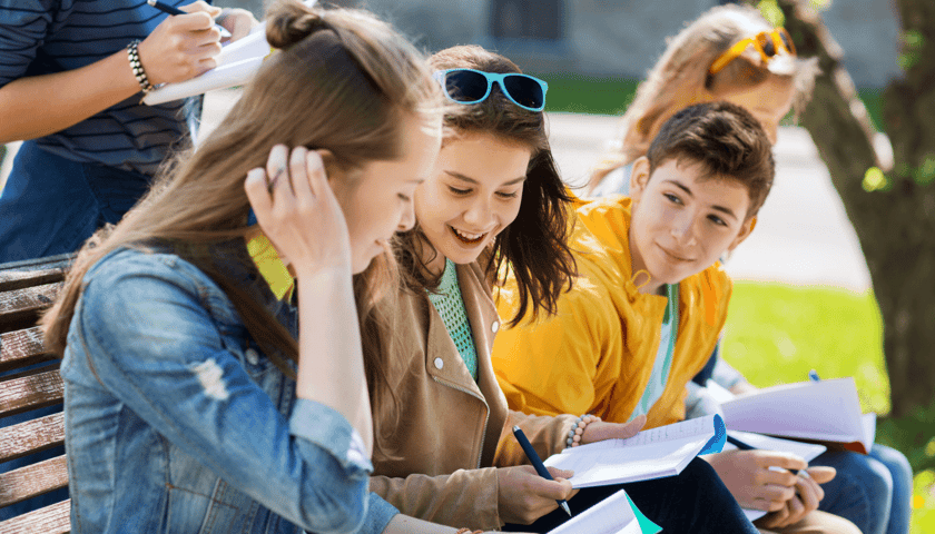 Młodzież w wieku szkolnym na przerwie.