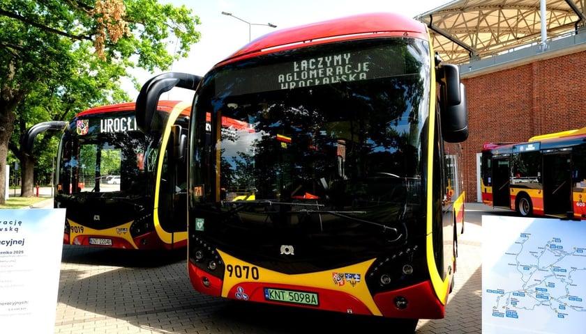 Autobus komunikacji aglomeracyjnej we Wrocławiu. Zdjęcie ilustracyjne