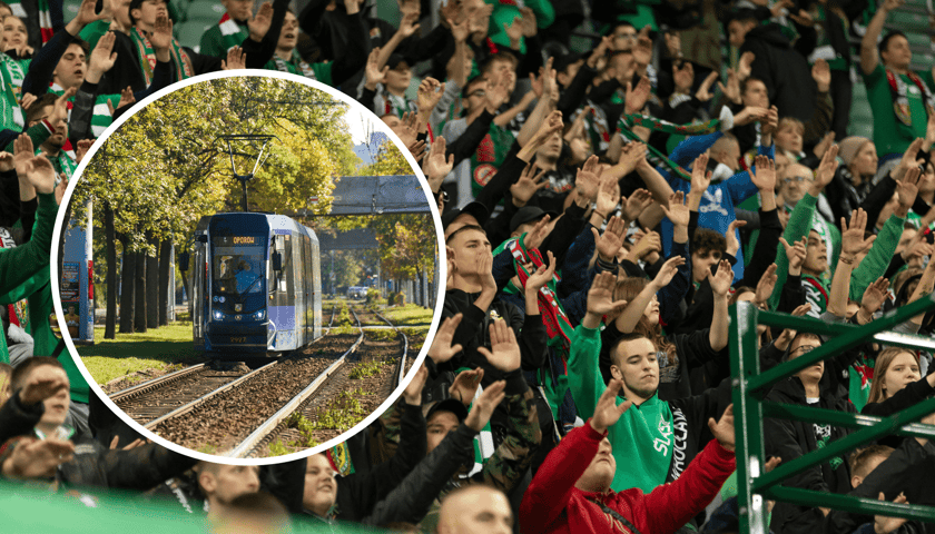Kibice na stadionie, w kółku tramwaj