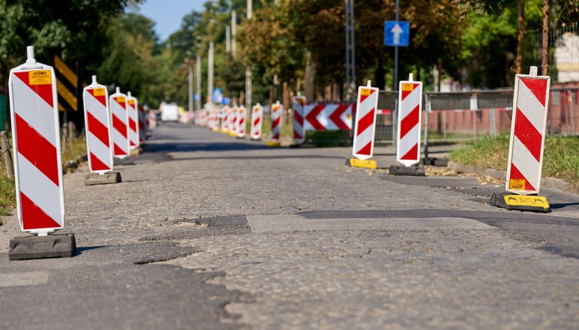Ulica Koszarowa na początku przebudowy