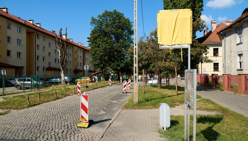 Ulica Koszarowa na początku przebudowy