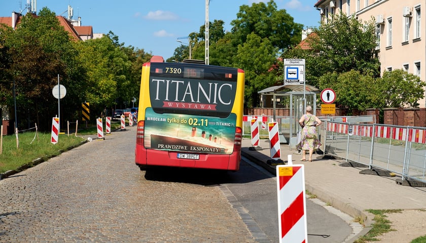 Ulica Koszarowa na początku przebudowy