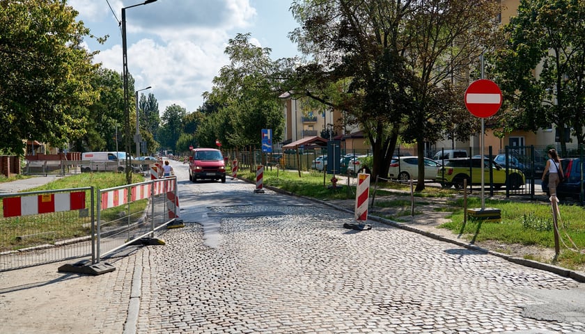 Ulica Koszarowa na początku przebudowy