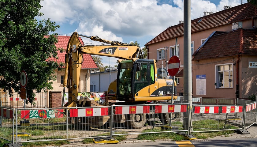 Ulica Koszarowa na początku przebudowy