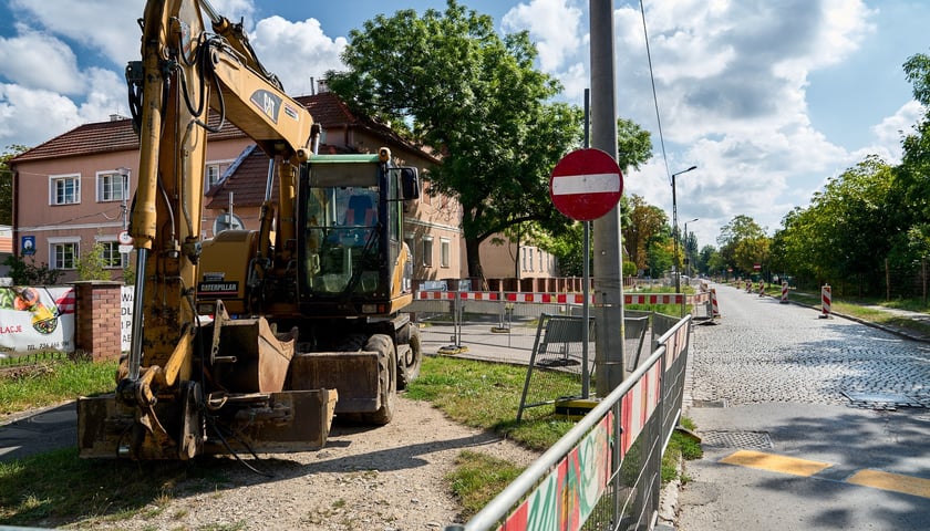 Ulica Koszarowa na początku przebudowy