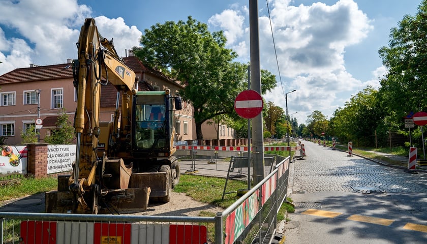 Ulica Koszarowa na początku przebudowy