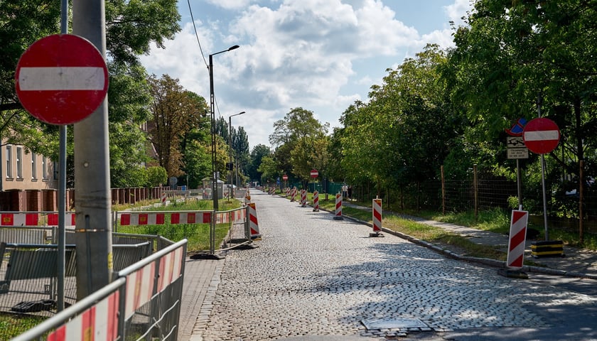 Ulica Koszarowa na początku przebudowy