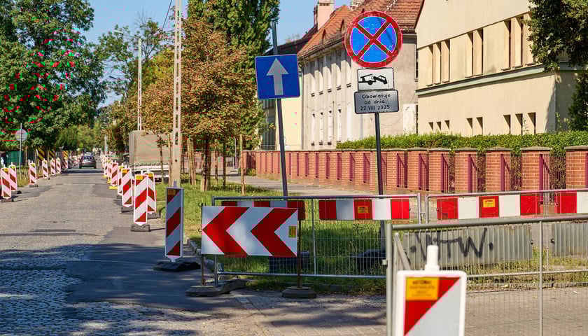 Ulica Koszarowa na początku przebudowy