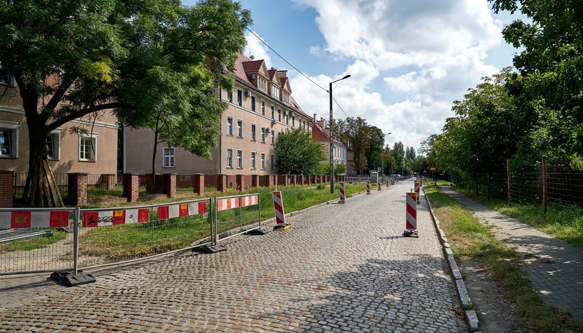 Ulica Koszarowa na początku przebudowy
