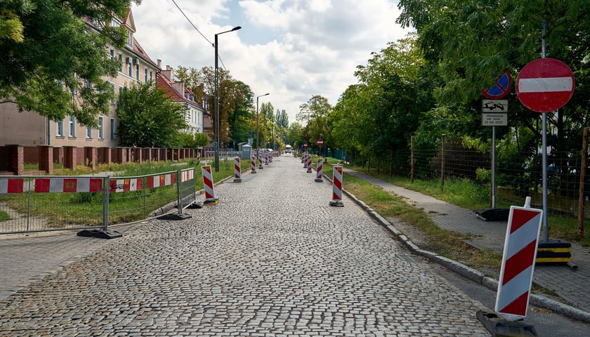 Ulica Koszarowa na początku przebudowy