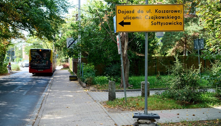 Ulica Koszarowa na początku przebudowy
