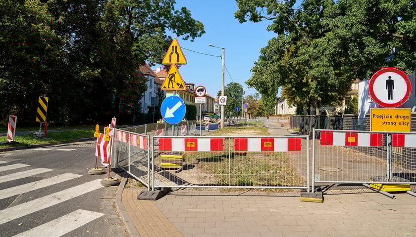 Ulica Koszarowa na początku przebudowy