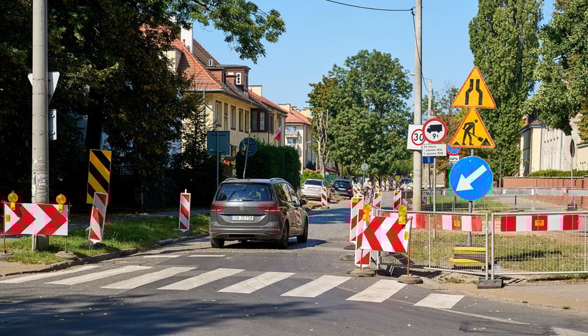 Ulica Koszarowa na początku przebudowy
