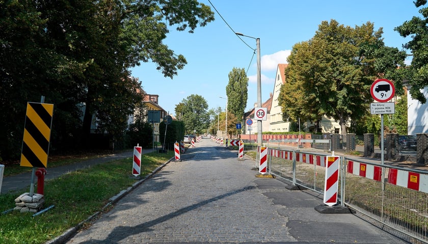 Ulica Koszarowa na początku przebudowy