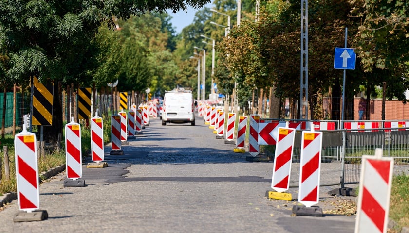 Ulica Koszarowa na początku przebudowy