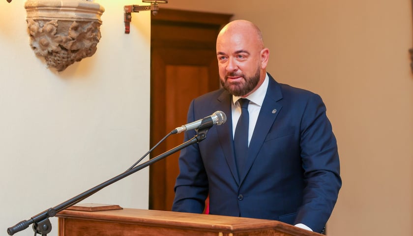 <p>Prezydent Jacek Sutryk podczas uroczystości nadania stopnia awansu zawodowego nauczyciela mianowanego</p>