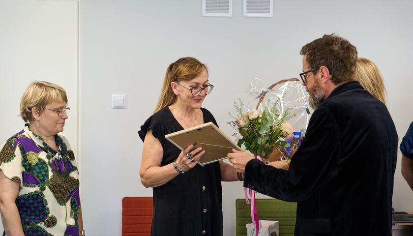 <p>Małgorzata Małolepsza (rodzina zastępcza) i Andrzej Mańkowski (dyrektor MOPS we Wrocławiu), sierpień 2025</p>