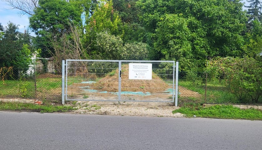 <p>Teren, na kt&oacute;reym powstanie mini ogr&oacute;d botaniczny wymaga sporo pracy. Ale efekt będzie cieszyć!</p>