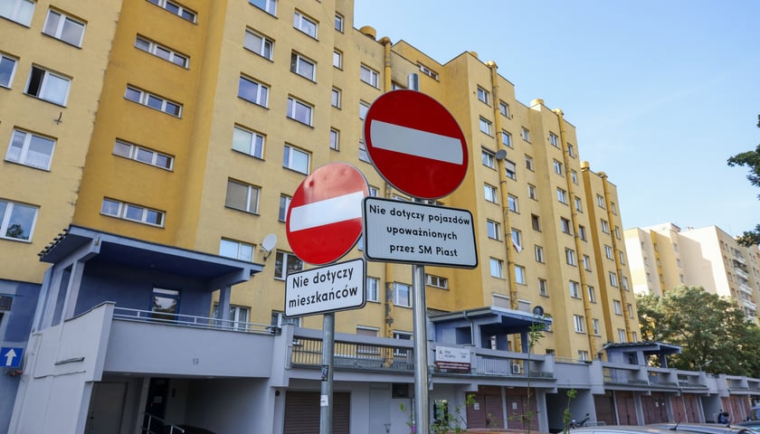 Zakazy wjazdy opatrzone tablicami wyłączającymi na tle żółtych bloków