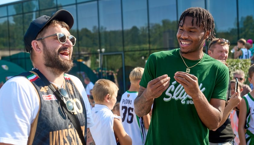 Śmiejący się kibic i były koszykarz Śląska na poprzedniej prezentacji drużyny na Pergoli
