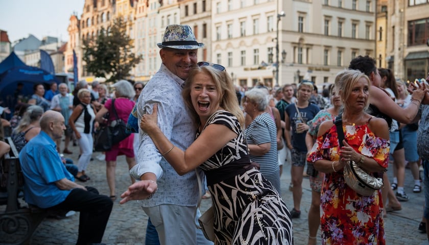 Para tancerzy na Wrocławskiej Potańcówce na rynku (sierpień 2025)