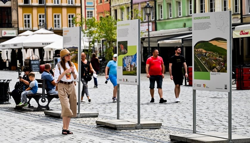 Виставка, що популяризує визначні пам'ятки ґмін-членів Асоціації Вроцлавська агломерація