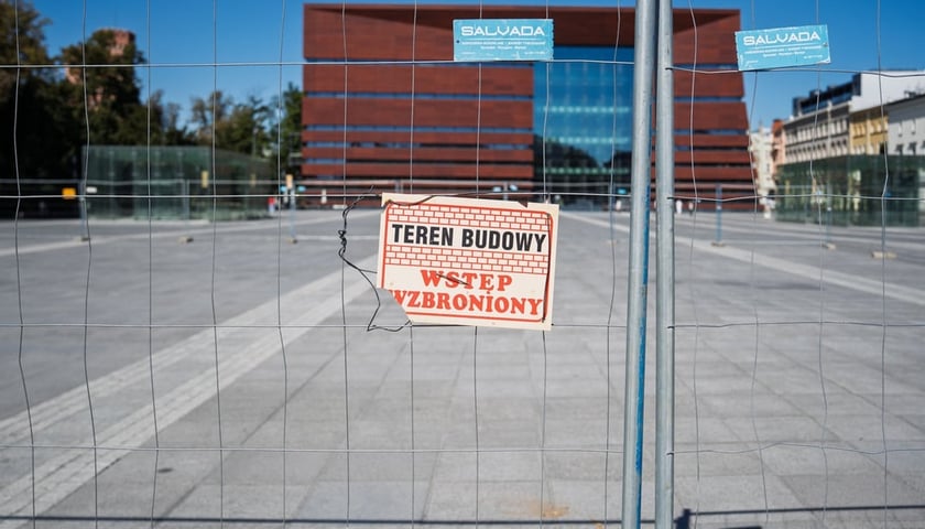 Головне фото площі Wolności у Вроцлаві - огорожа перед NFM перед початком ремонтних робіт