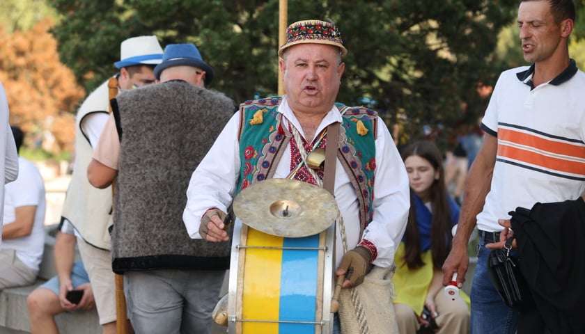 Kibic reprezentacji Ukrainy z bębnem w narodowych barwach