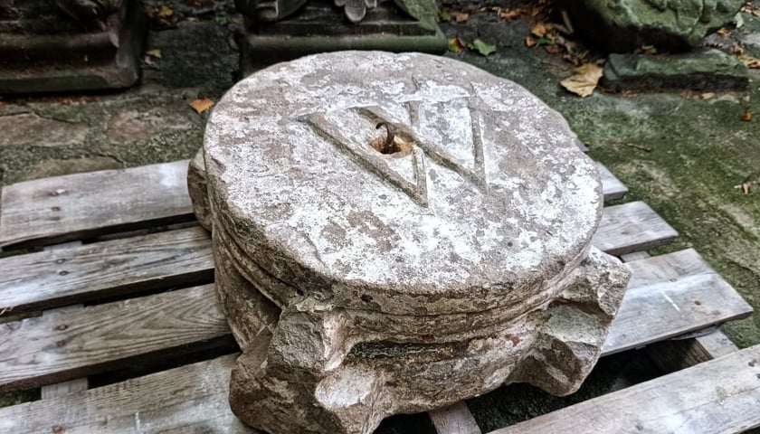 Zwornik z piaskowca z literą W znaleziony przez członków inicjatywy Spod ziemi patrzy Breslau