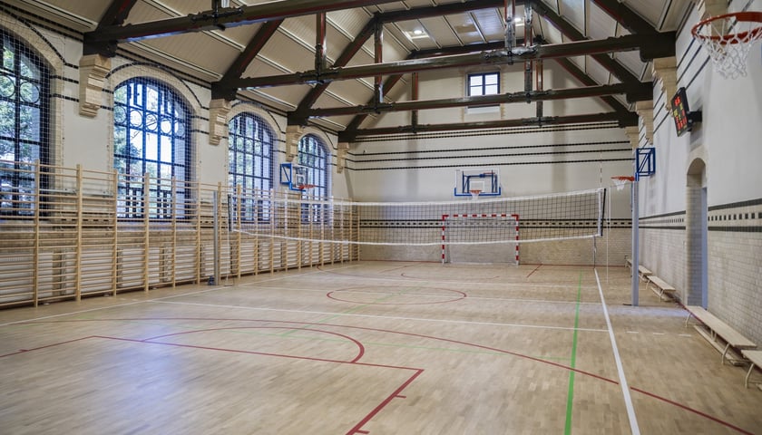 Przygotowania do roku szkolnego 2025/2026. Sala Gimnastyczna w Zespole Szkół Zawodowych  przy ul. Dawida