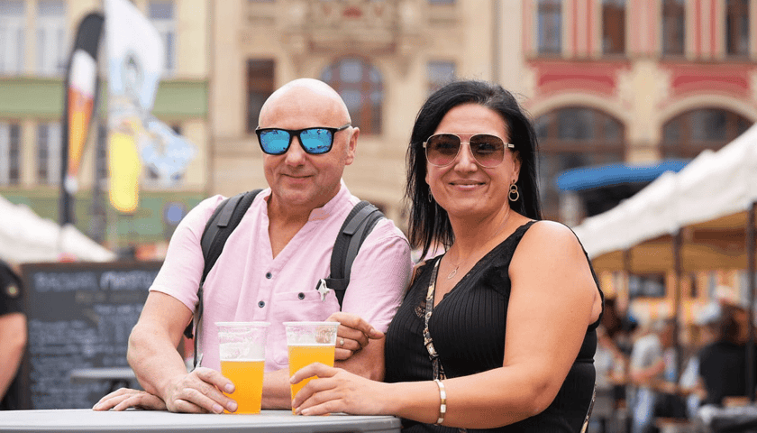 Para odpoczywa na festiwalu piwa we Wrocławiu (zdjęcie archiwalne)