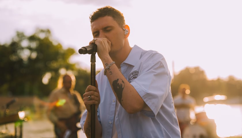 Dawid Podsiadło podczas sesji live we Wrocławiu