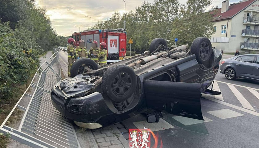 Pojazd po dachowaniu na ul. Królewieckiej we Wrocławiu