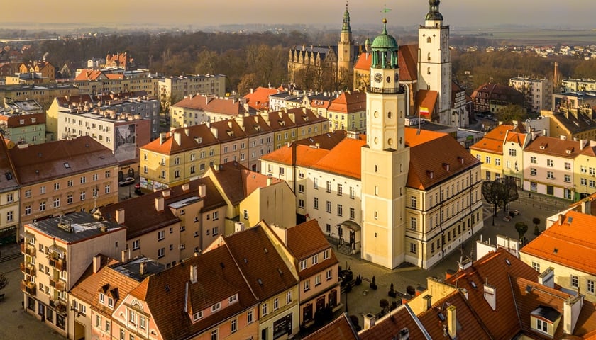 Panorama Oleśnicy. Na zdjęciu widać zabytkową zabudowę Oleśnicy, wieże kościołów i Ratusza