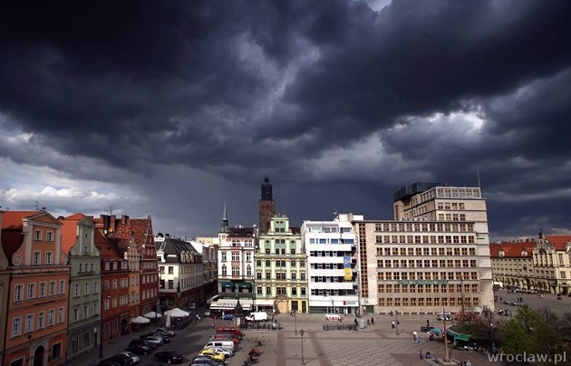 ostrzeżenie meteorologiczne przed silnym wiatrem. Widok na plac Solny we Wrocławiu, zdjęcie ilustracyjne