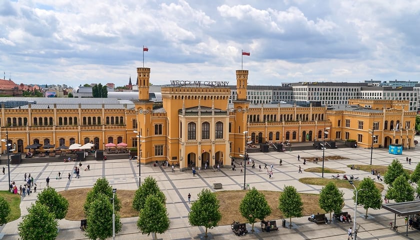 Widok z góry na budynek dworca Wrocław Główny i plac przed nim