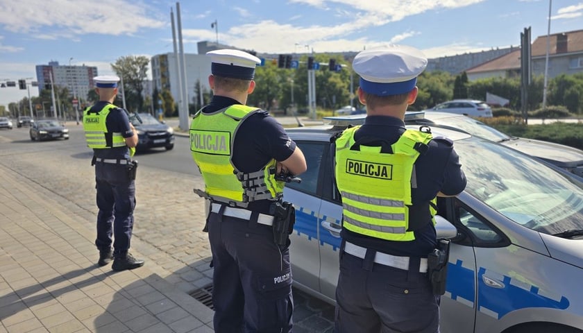 Policjanci drogówki podczas kontroli 