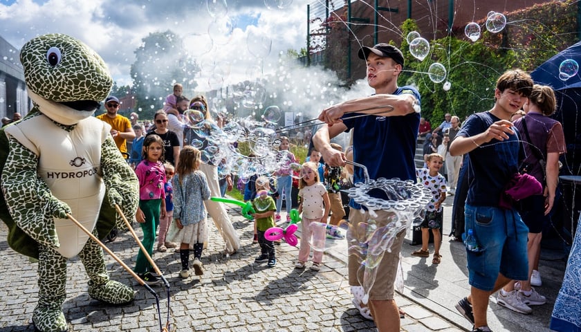 Kobiety, mężczyźni i dzieci na rodzinnym pikniku w Hydropolis, 30 sierpnia 2025 r.