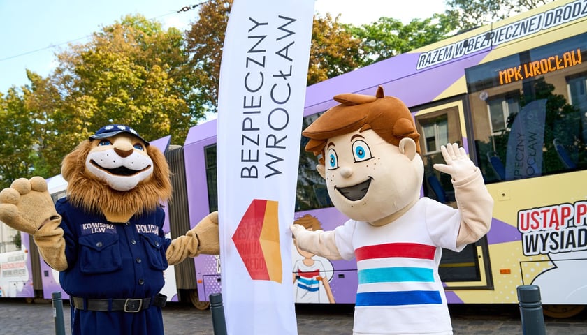 Maskotki policji i MPK odwiedzają szkoły rozdając dzieciom ulotki i gadżety związane z bezpieczeństwem na drodze  