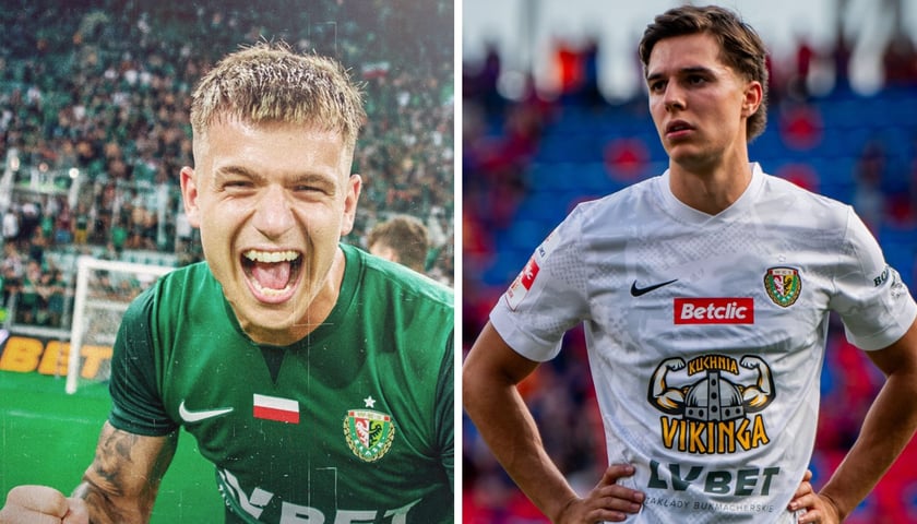 Mężczyźni w koszulkach WKS Śląsk Wrocław. Mateusz Żukowski i Arnau Ortiz opuszczają klub