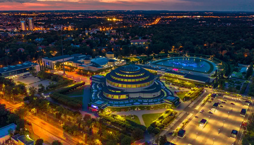 Hala Stulecia we Wrocławiu po zmroku - widok z drona