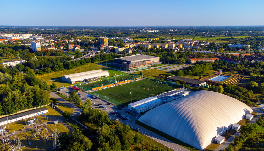 Widok z góry na obiekty Ślęzy na Kłokoczycach m.in. na halę, boisko otwarte i boisko kryte balonem