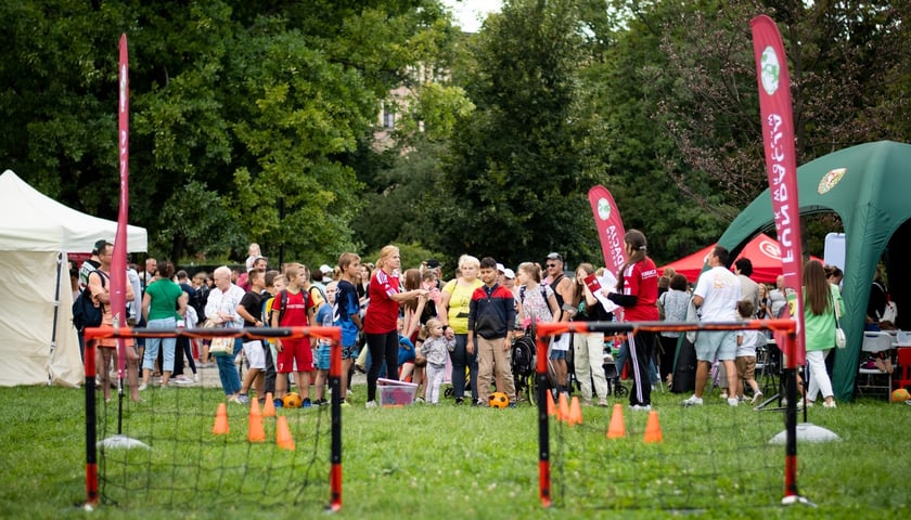 Dzieci na boisku grają w piłkę. Poprzednia edycja festynu z udziałem Fundacji WKS Śląsk Wrocław