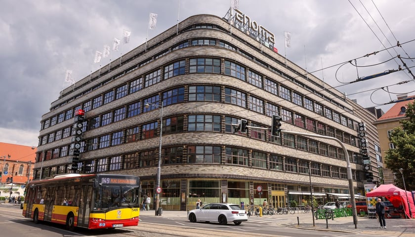 Autobus MPK na ulicy Świdnickiej obok domu handlowego Renoma