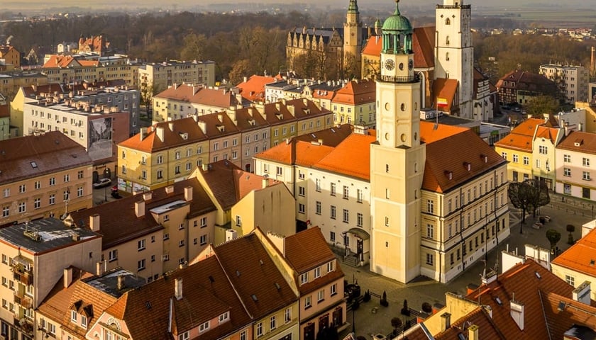 Panorama Oleśnicy. Na zdjęciu widać zabytkową zabudowę Oleśnicy, wieże kościołów i Ratusza