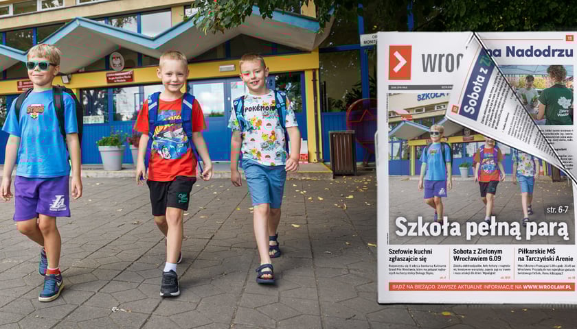 Trzech chłopców przed szkołą