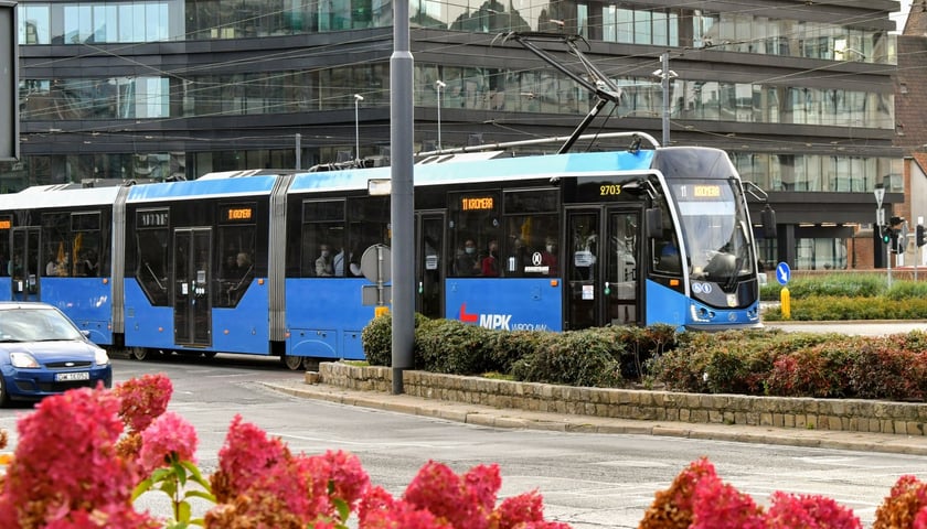 Tramwaj MPK dojeżdżający na przystanek "Galeria Dominikańska"