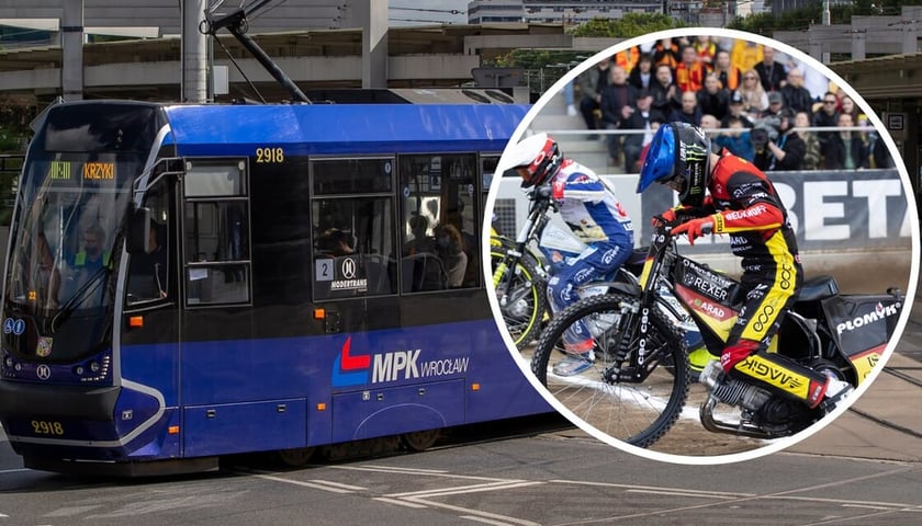 Niebieski tramwaj (zdjęcie główne), zawodnik na motorze w czarno-żółto-czerwonym stroju żużlowca szykuje się do startu (zdjęcie mniejsze).